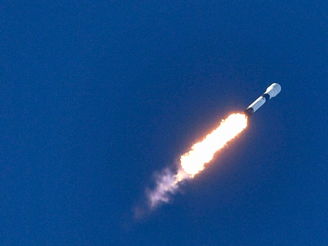 Un cohete SpaceX Falcon 9 despega de la Estación de la Fuerza Espacial de Cabo Cañaveral el jueves 4 de agosto de 2022. El cohete transporta el Korea Pathfinder Lunar Orbiter, o KPLO, un satélite que se dirige a la Luna. Craig Bailey/FLORIDA TODAY vía USA TODAY NETWORK
