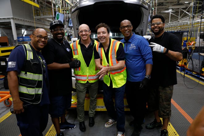 Jimmy Fallon posou com trabalhadores da Ford sexta-feira em uma estação de instalação frunk.