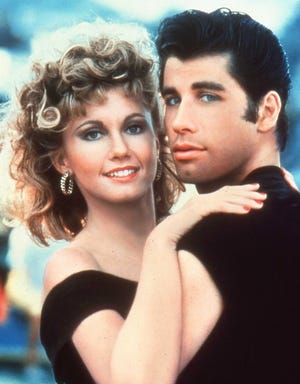 Olivia Newton-John (kiri) dan lawan main John Travolta dalam musikal klasik, "Gemuk."