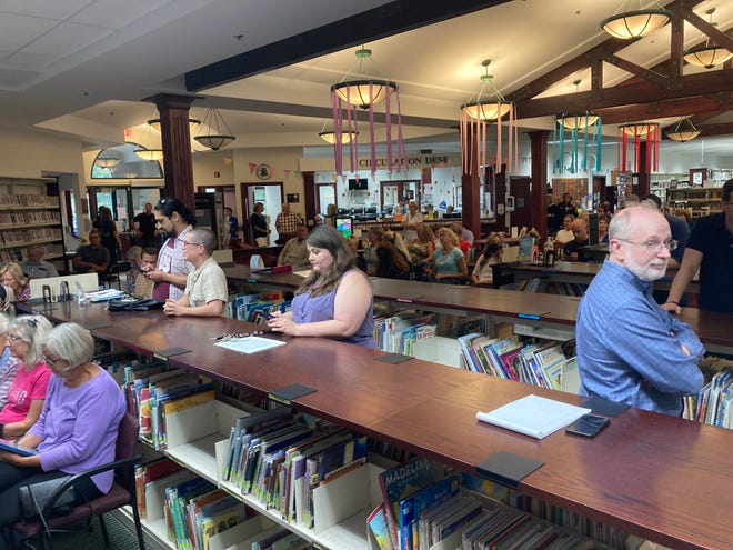Inwoners van Ottawa County wachten op de start van een bibliotheekbestuursvergadering in de Patmos-bibliotheek in Jamestown Township op maandag 8 augustus 2022.