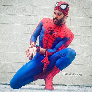 Dalam foto-foto tak bertanggal yang disediakan oleh Tyler Scott Hoover, seorang cosplayer dan model Spider-Man profesional, Hoover digambarkan dalam kostum klasik superhero komik Marvel.