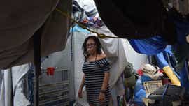 Residentes de Phoenix demandan a la ciudad por campamento de indigentes