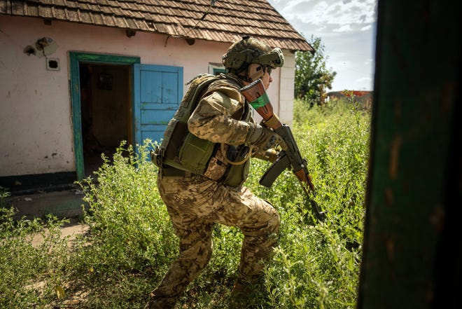 8 августа 2022 года: украинский военнослужащий. "Светлячки" Разведывательная группа занимает свои позиции в Николаевской области Украины.
