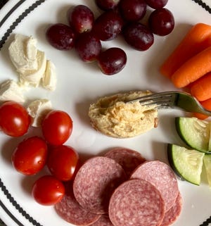 Τα σταφύλια, τα baby carrots, τα αγγούρια, το baby σαλάμι, οι ντομάτες σταφυλιού, η μοτσαρέλα και τα ρεβίθια κάνουν ένα μικρό πιάτο γκρέτα.