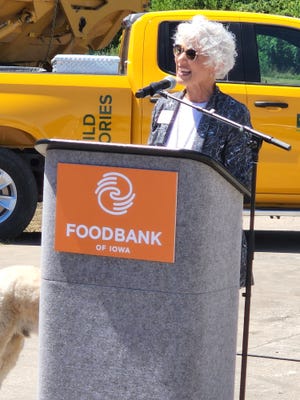 La CEO del Banc d'Aliments d'Iowa, Michelle Book, va parlar a l'esdeveniment pioner el 9 d'agost de 2022 per a l'expansió del centre de distribució de l'organització.