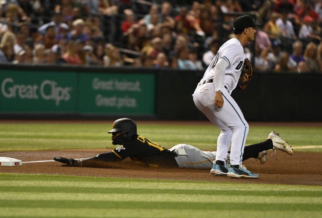 Telepon infielder Pittsburgh Pirates Rodolfo Castro mulai meluncur keluar dari sakunya saat ia meluncur ke base ketiga.