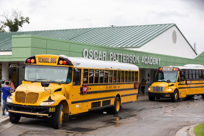 Los autobuses hacen fila afuera de la Academia Oscar Patterson después del primer día de clases el miércoles.