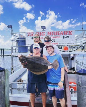 Dan Mancini sostiene el trapeador de 13 libras que aterrizó en su Big Mohawk. Junto a él está el equipo de Big Mohawk y Peyton Gepp, arriba a la izquierda, y Greg Hueth y Jack Bycsek.
