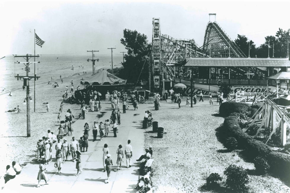 Die klassische Achterbahn Cedar Point Cyclone, fotografiert am Ufer des Lake Erie in Sandusky, Ohio.  Die Holzachterbahn wurde 1929 gebaut.