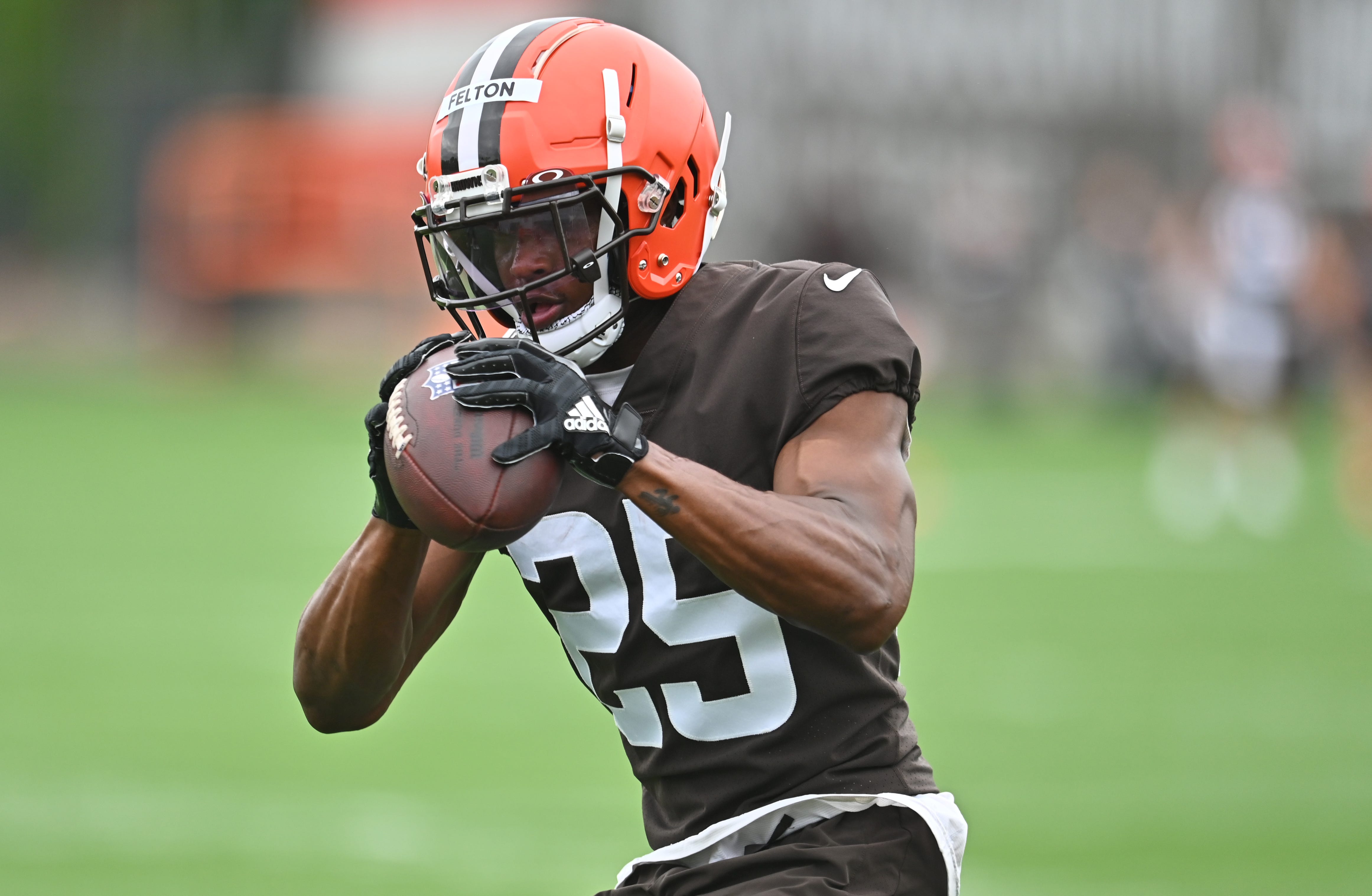 Cleveland Browns playmaker Demetric Felton Jr. applies father's military values to football