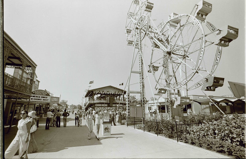 Undatiertes Bild von Lakeside Midway am Cedar Point.  Der ursprüngliche Teil wurde 1906 gebaut, mit verschiedenen Fahrgeschäften, Spielen, Wahrsagern, Merchandising-Läden, einer Eisbahn, einem riesigen Kolosseum mit einem großen Ballsaal und anderen Attraktionen.