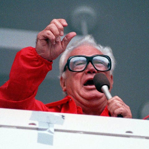 Harry Caray sings "Take Me Out To The Ball Game" i