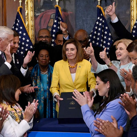 Lawmakers applaud US Speaker of the House Nancy Pe