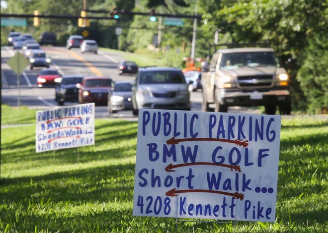 Un propietario emprendedor está listo para acomodar a los visitantes del cercano Wilmington Country Club a lo largo de Kennett Pike, ya que se ofrece estacionamiento para el Campeonato BMW de la PGA el viernes 12 de agosto de 2022.