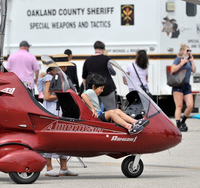 Declan Yang, kanan, dan ibunya, Ran Zhuo, dari Bloomfield Hills melihat gyroplane American Ranger 1 2021 pada hari Minggu di Open House dan Pertunjukan Udara Tahunan ke-35 Bandara Internasional Oakland County di Waterford Township.