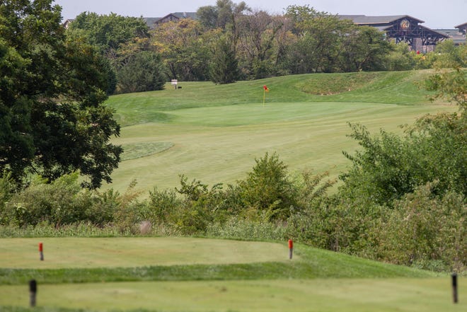 Les tertres de départ du 18e trou du parcours de golf Firekeeper de Mayetta offrent une vue imprenable sur le Prairie Band Casino & Resort à proximité, auquel le parcours est relié, tout en donnant sur le fairway et le green.