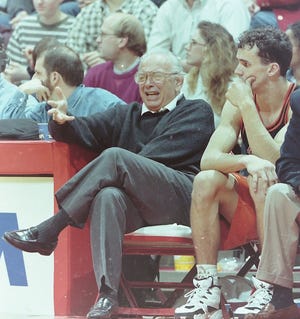 Pelatih legendaris Princeton Pete Carril (kiri) melatih pelatih Tigers saat ini Mitch Henderson pada 1990-an.
