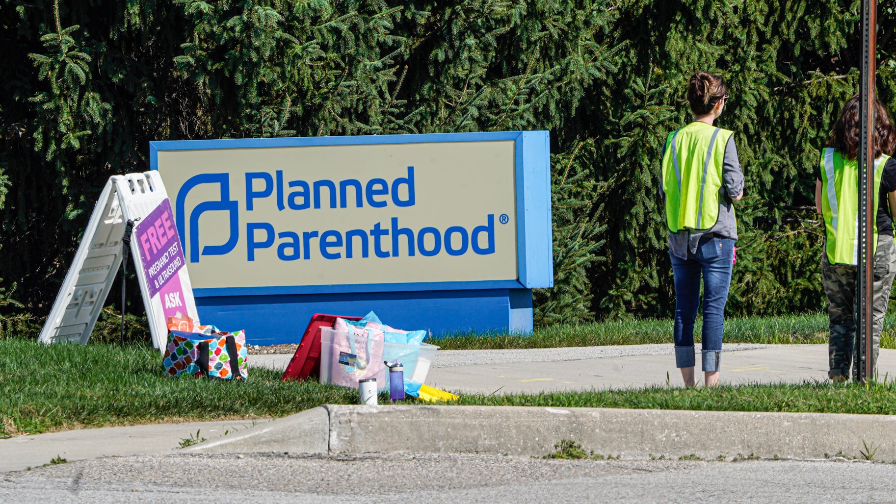 Anti-Abtreibungs-Demonstranten verteilen am Dienstag, den 16. August 2022, vor dem Eingang Planned Parenthood – Georgetown Health Center in Indianapolis Anti-Abtreibungs-Flyer.