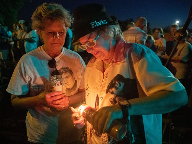 Sherry Patterson, à esquerda, e sua melhor amiga Constance Roberts, à direita, acendem velas durante uma cerimônia de vigília à luz de velas que marca o 45º aniversário da morte de Elvis Presley na segunda-feira, 15 de agosto de 2022, em Graceland, em Memphis.