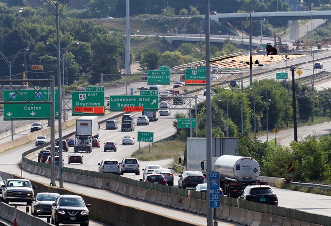 Vehicles will travel east from the Hillcrest Street footbridge on Wednesday along Interstates 76 West/I-77 North and I-76 East/I-77 South.