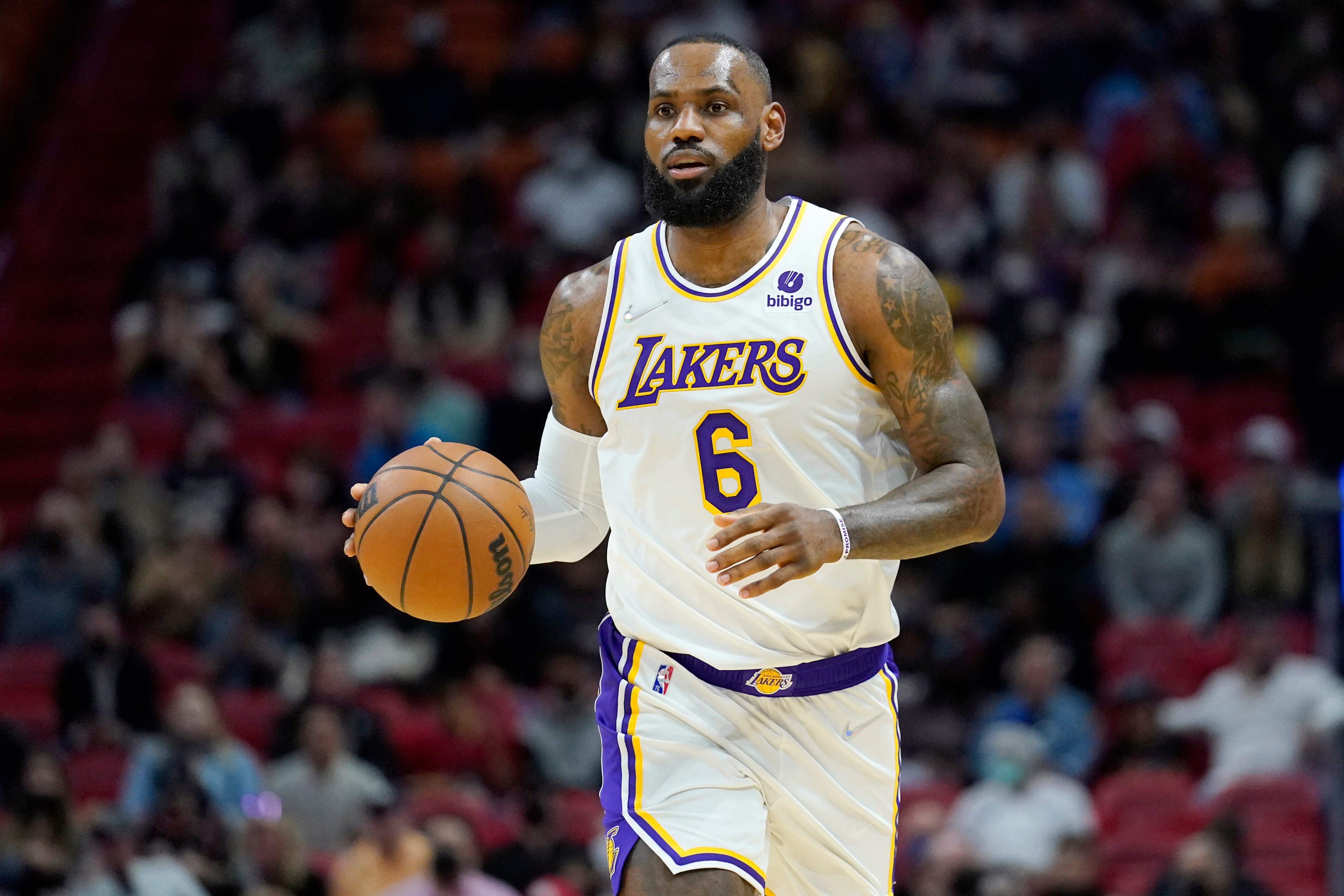 LeBron James menyetujui perpanjangan dua tahun senilai ,1 juta dengan Lakers