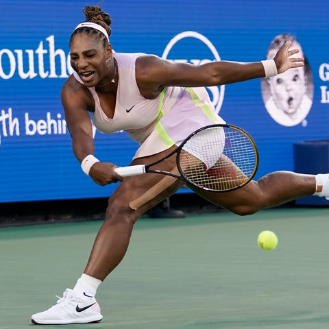 Serena Williams hits a forehand to Emma Raducanu d