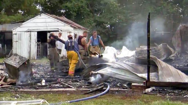 Foto dari video KFVS-TV ini menunjukkan orang-orang yang bekerja di lokasi ledakan rumah di Wyatt Mo, Senin pagi, 15 Agustus 2022.