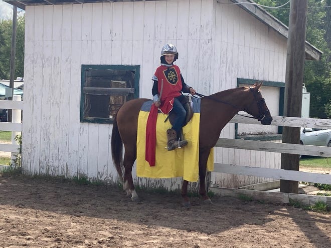 Fernando Soberon se účastní kostýmní třídy se svým koněm Rey.