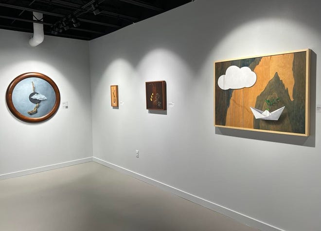 "Darek M. Gill: Divorțat: Big Little Stories," O nouă expoziție la Muzeul Massillon, expusă până pe 21 septembrie.  Lucrarea lui Gill prezintă picturi în ulei pe lemn recuperat.