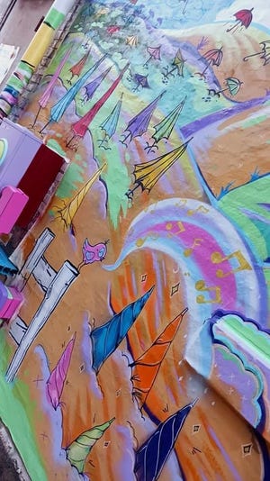 Artista cantoneză Erica Katherine a finalizat recent o nouă pictură murală la Umbrella Alley din centrul orașului Louisville.