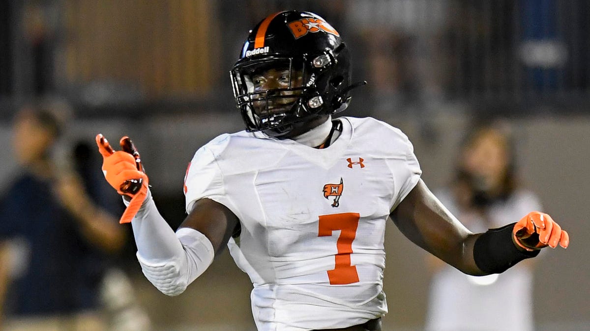 Four-star linebacker Bradley Shaw commits to Arkansas football Four-star linebacker Bradley Shaw commits to Arkansas football