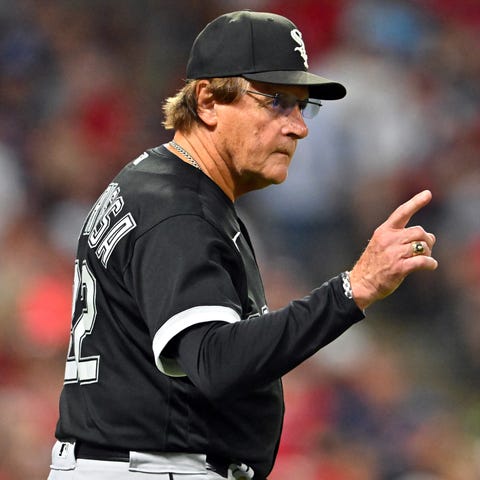Chicago White Sox manager Tony La Russa signals to