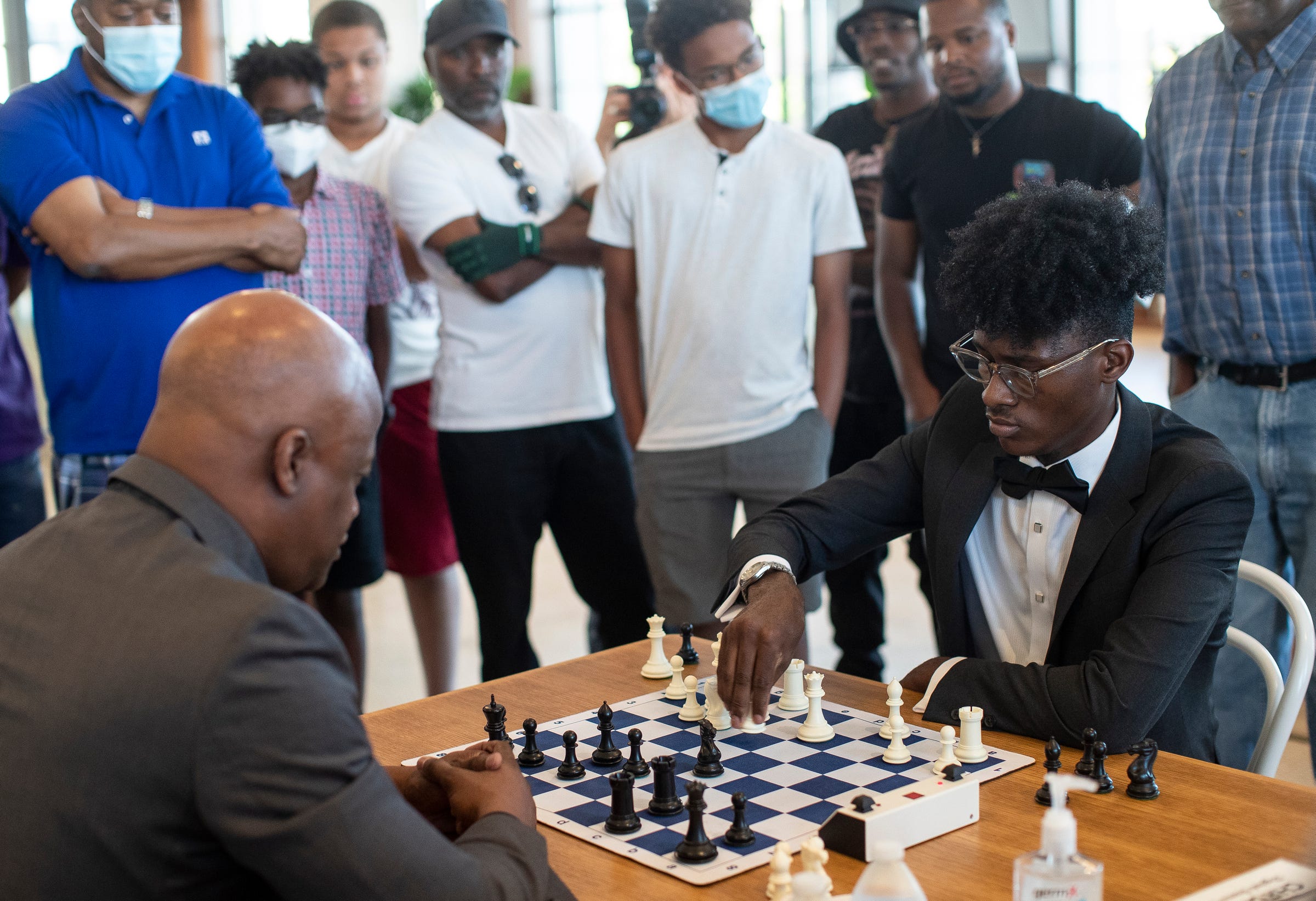 ปรมาจารย์ Maurice Ashley เล่นหมากรุกแบบสายฟ้าแลบกับ Harper Jackson อายุ 16 ปี สมาชิกของ Detroit Chess Club ที่ WeWork ในดีทรอยต์เมื่อวันศุกร์ที่ 19 สิงหาคม 2022 แอชลีย์ได้รับตำแหน่งปรมาจารย์ในปี 2542 ในฐานะชาวแอฟริกันอเมริกันคนแรกที่ทำเช่นนั้น