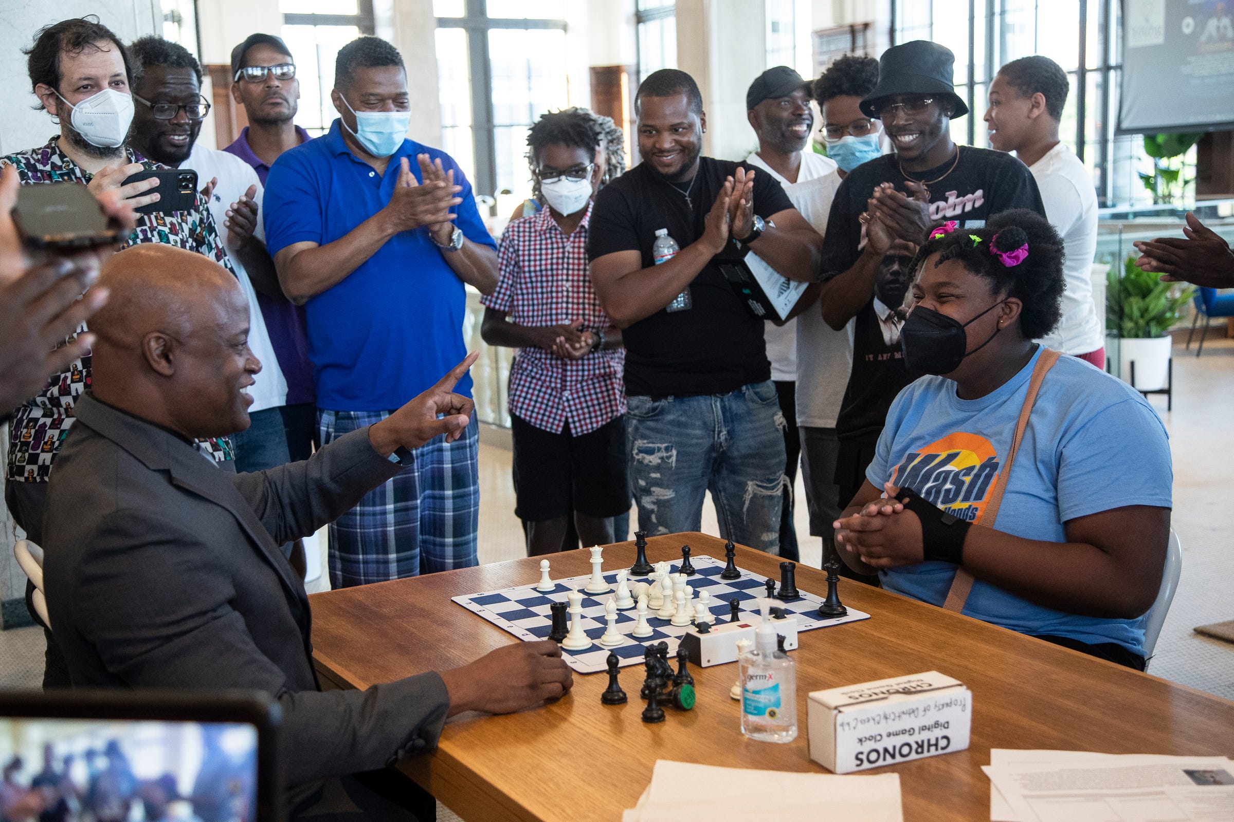 Charisse Woods อายุ 17 ปี สมาชิกของ Detroit Chess Club ได้รับการแสดงความยินดีจากปรมาจารย์ Maurice Ashley หลังจากชนะหมากรุกแบบสายฟ้าแลบที่สำนักงาน WeWork ในดีทรอยต์เมื่อวันศุกร์ที่ 19 สิงหาคม 2022 แอชลีย์ได้รับตำแหน่งแกรนด์มาสเตอร์ในปี 1999 ในฐานะชาวแอฟริกันอเมริกันคนแรก ที่จะทำเช่นนั้น