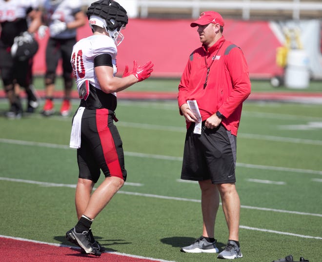 Ball State passing game coordinator/tight ends coach Jared Elliott talks to Brady Hunt during a Ball State football practice on Aug. 11, 2022.