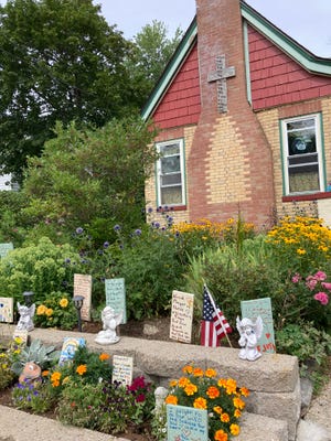 Belinda Moyen’s garden of plaques sends a biblical message in Gardner