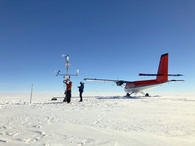 Une équipe de glaciologues du Service géologique du Danemark et du Groenland a créé une station météorologique automatique sur la surface enneigée au-dessus de la ligne de glace pendant la saison de fonte.