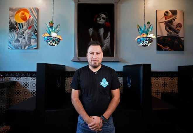El gerente de Blue Santa Mexican Grill, Danny Hernández, dijo que los propietarios hicieron una reconstrucción de arriba hacia abajo, por lo que el espacio en 1025 Polaris Parkway se parece poco a su encarnación anterior como Godavari, un restaurante indio.