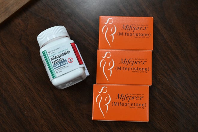 Mifepristone (Mifeprex) اور Misoprostol، دو دوائیں جو طبی اسقاط حمل میں استعمال ہوتی ہیں، 17 جون 2022 کو سانتا ٹریسا، نیو میکسیکو میں خواتین کے تولیدی کلینک میں دیکھی جاتی ہیں، جو اسقاط حمل کی قانونی خدمات فراہم کرتا ہے۔