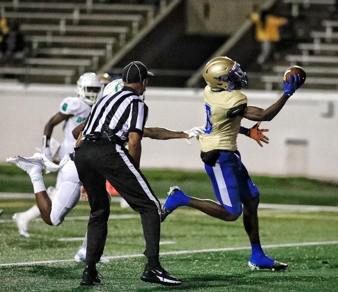 James Randle makes a one-handed catch for a 35-yard touchdown in Mainland's 42-29 win over DeLand, Friday, Aug. 26, 2022.
