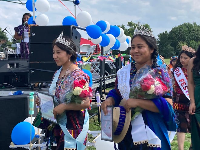 Reyna del Festival Helen Maritza Rodriguez, izquierda, y Señorita de la Independencia Gladys Cuin, derecha, abandonan el escenario luego de ser coronadas con sus respectivos títulos en el Festival Típico Guatemalteco en Riverside Park en New Bedford el sábado 27 de agosto.