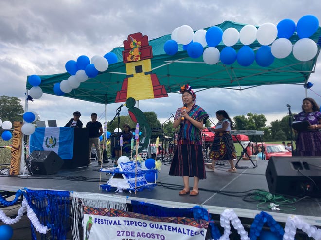 Helen Maritza Rodríguez habla en el Festival Típico de Guatemala mientras compite por el título de Reyna del Festival en Riverside Park en New Bedford el sábado 27 de agosto.