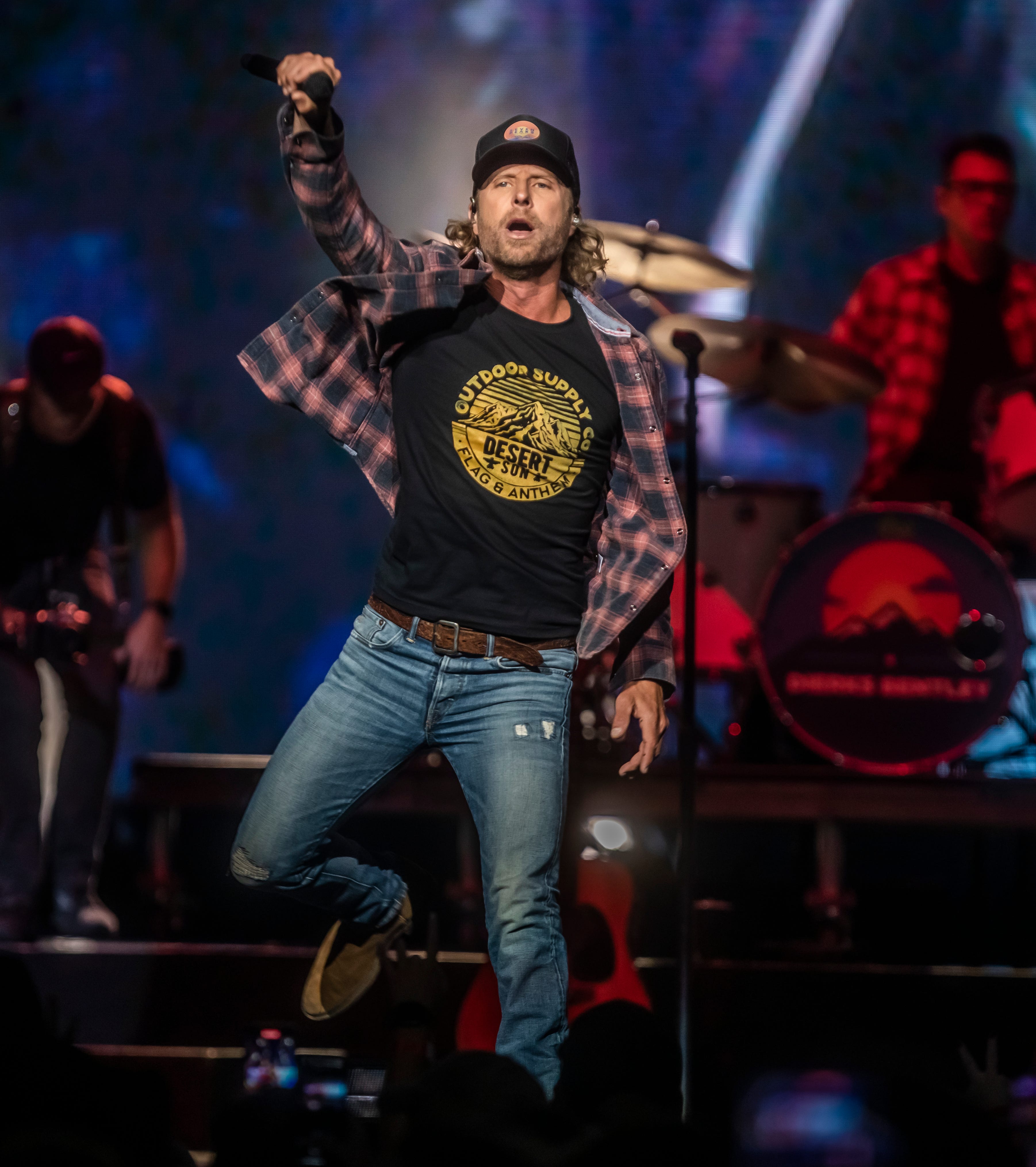 Dierks Bentley plays hits, honors country tradition at Bridgestone Arena - How Tall Is Dierks Bentley? Country Favorite’s Height