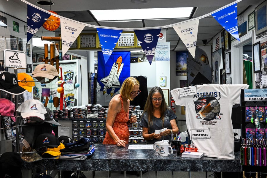 On the main road to Merritt Island, the peninsula where the Kennedy Space Center is located, Brenda Mulberry's space memorabilia shop is packed with tourists. Between 100,000 and 200,000 visitors are expected to attend the launch of the mission, called Artemis 1, which will propel an empty capsule to the Moon as part of a test for future crewed flights.