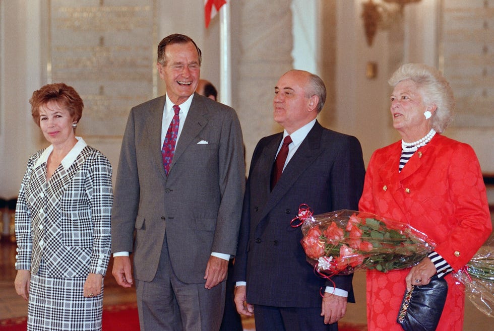Le président américain George Bush (2nd-L), Mikhail Gorbatchev (2nd-R), la première dame américaine Barbara Bush (R) et Raisa Gorbachev (L) rient le 30 juillet 1991 à Moscou au début des deux jours de la réunion américano-soviétique Sommet dédié au désarmement.
