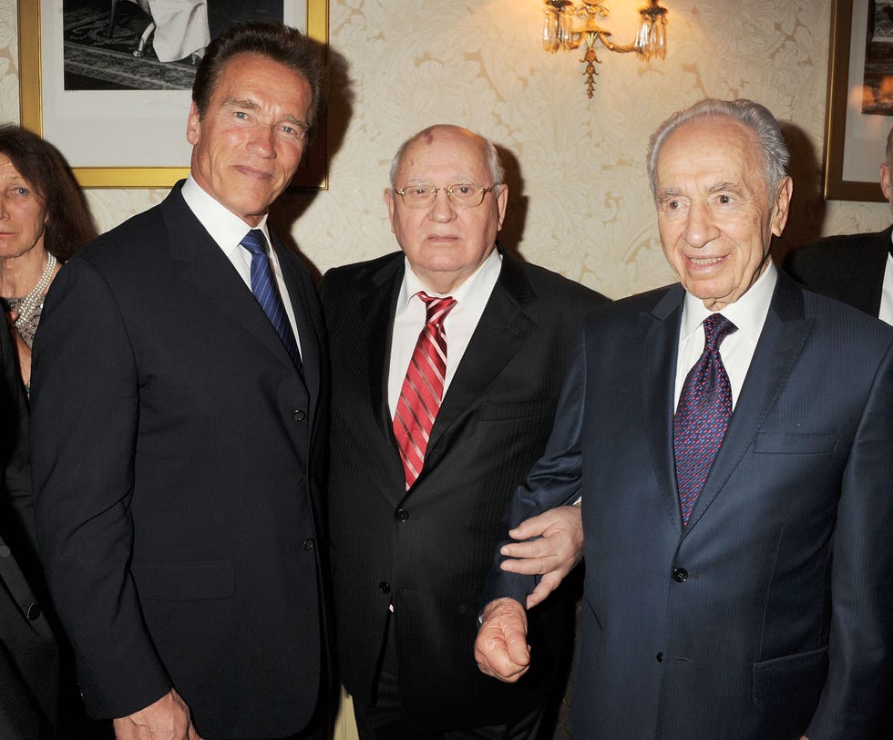 (De gauche à droite) Arnold Schwarzenegger, l'ancien dirigeant soviétique Mikhaïl Gorbatchev et le président israélien Shimon Peres assistent au gala Gorby 80 au Royal Albert Hall le 30 mars 2011 à Londres, en Angleterre.  Le concert a célébré le 80e anniversaire de l'ancien dirigeant soviétique.