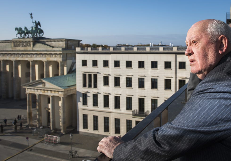 L'ancien président de l'Union soviétique Mikhaïl Gorbatchev bénéficie de la vue de la porte de Brandebourg avant d'assister à un symposium sur la sécurité en Europe 25 ans après la chute de la 