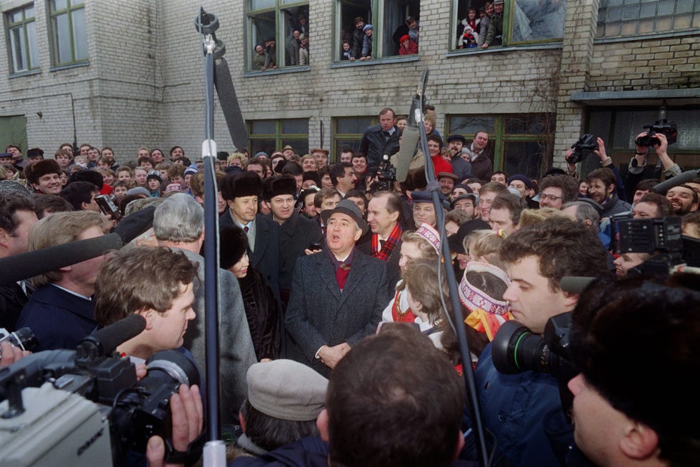 Mikhaïl Gorbatchev s'adresse aux résidents locaux et à la presse à Siauliai le 12 janvier 1990 lors de sa visite de trois jours en République soviétique de Lituanie.  La Lituanie s'est légalement séparée de l'Union soviétique le 11 mars 1990.