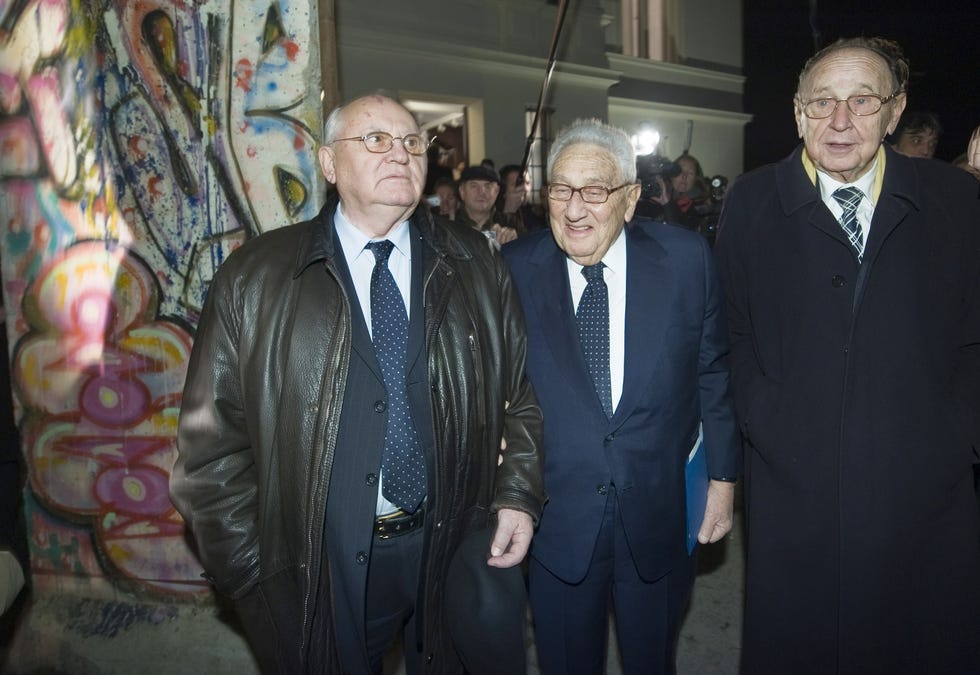 (De L) l'ancien président de l'Union soviétique Mikhaïl Gorbatchev, l'ancien secrétaire d'État américain Henry Kissinger et l'ancien ministre allemand des affaires étrangères Hans-Dietrich Genscher posent pour les photographes à côté d'un morceau du mur de Berlin lors de l'ouverture de la 