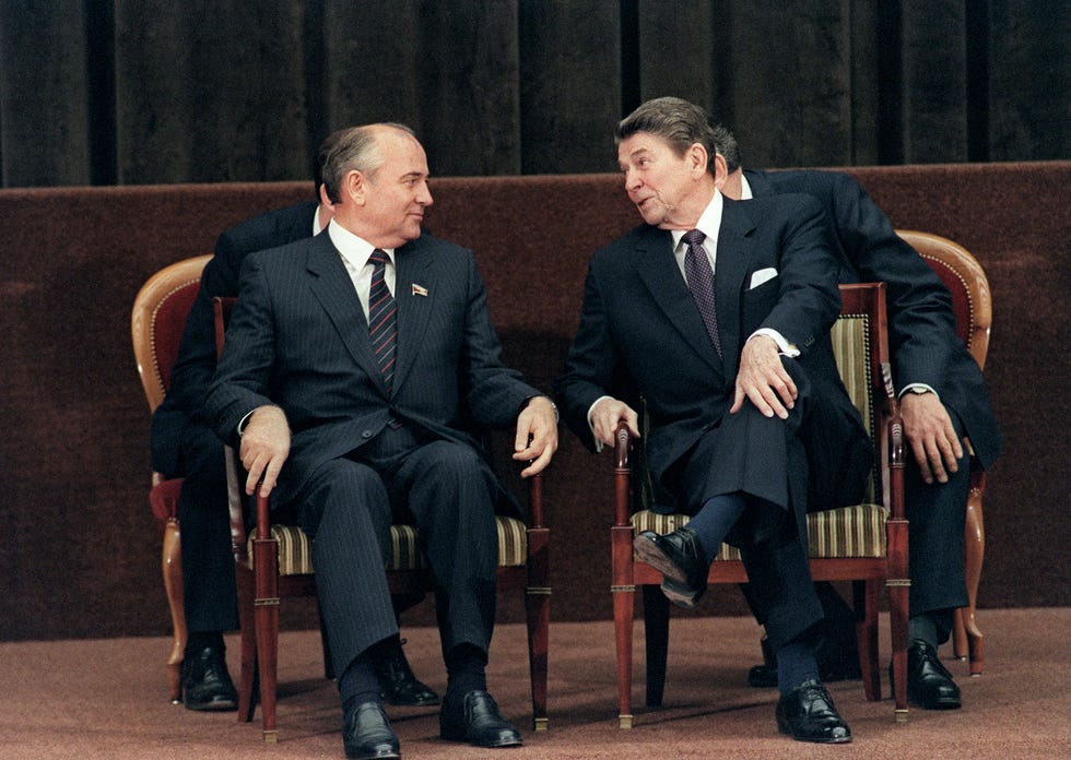 Le président américain Ronald Reagan sur une photo datée du 21 novembre 1985 parlant au secrétaire général soviétique du Parti communiste de l'Union soviétique Mikhaïl Gorbatchev lors d'un sommet de deux jours entre les superpuissances à Genève.